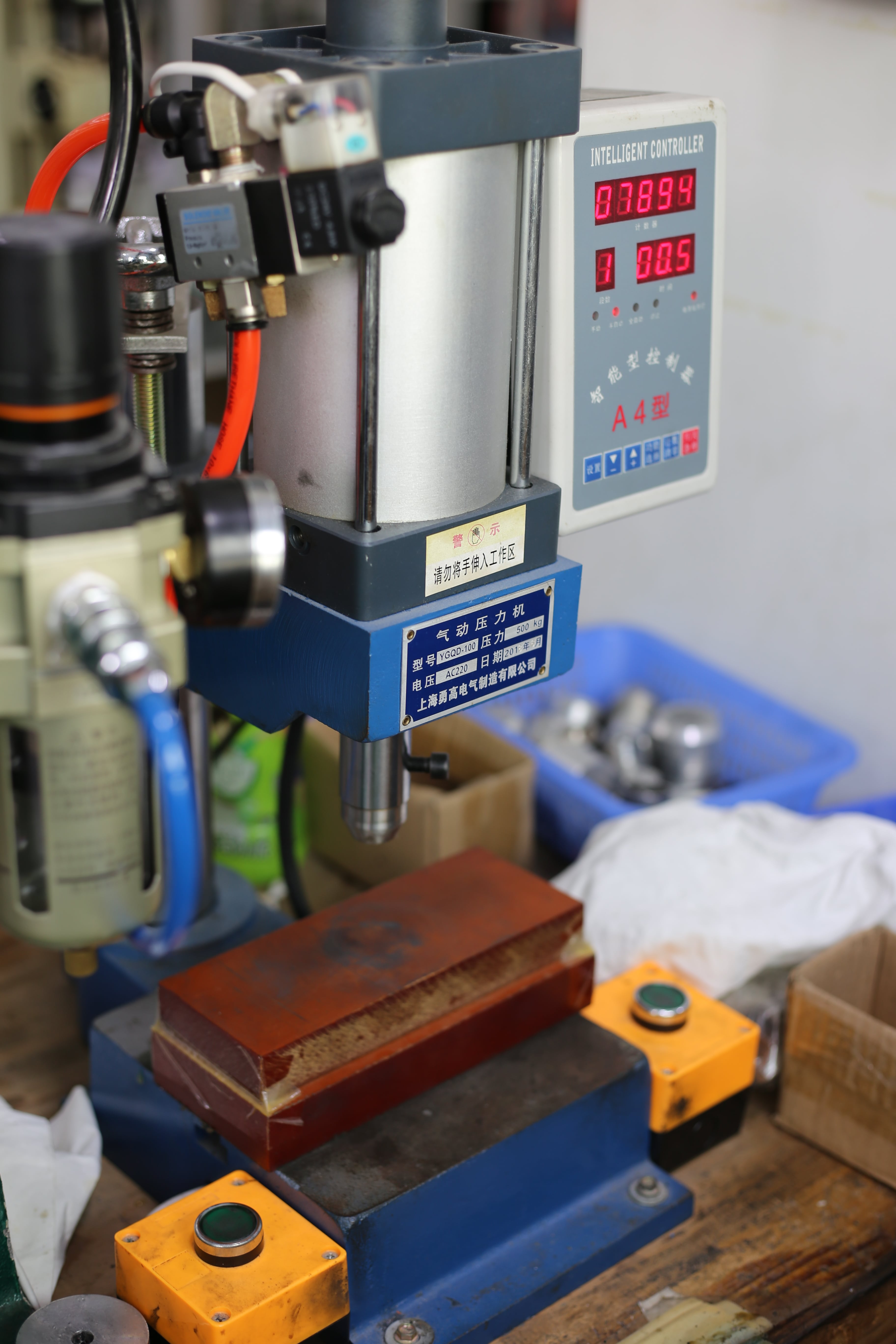 Semi-automatic hydraulic press